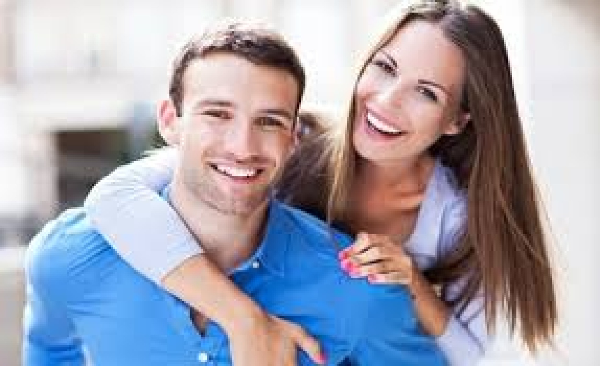 Couple heureux dans un lit, illustrant comment retarder l'éjaculation précoce pour durer plus longtemps.
