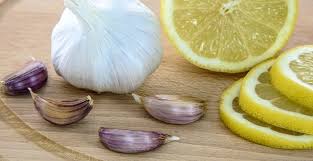 Racines de gingembre frais, ingrédient clé d'une boisson naturelle pour booster l'érection